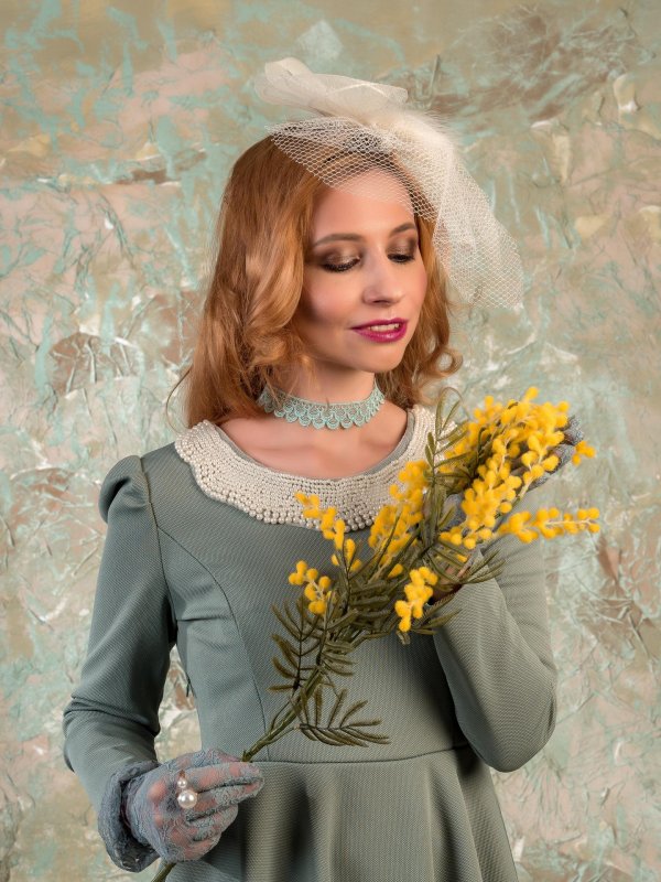 Девушка с мимозой