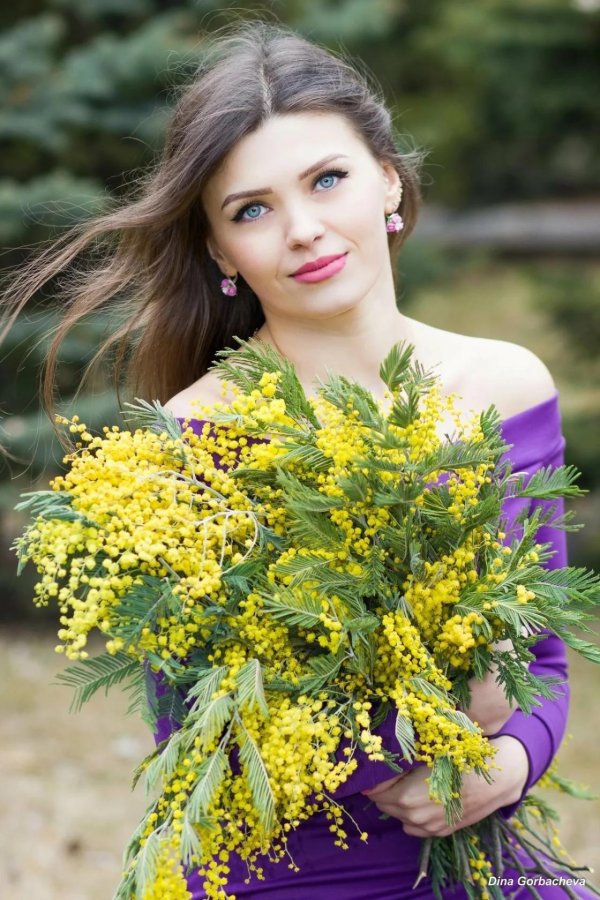 Девушка с мимозой