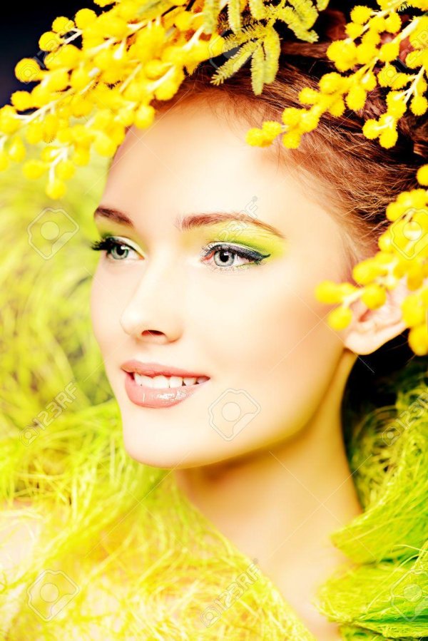 Девушка с мимозой