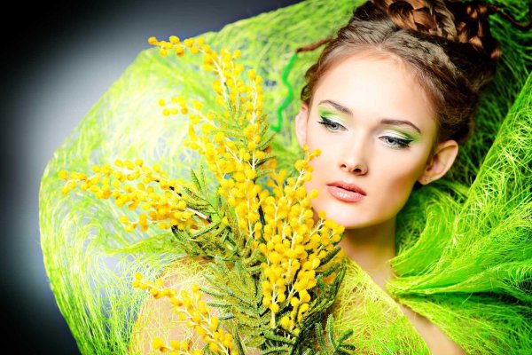 Девушка с мимозой