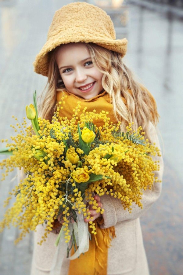 Девушка с мимозой