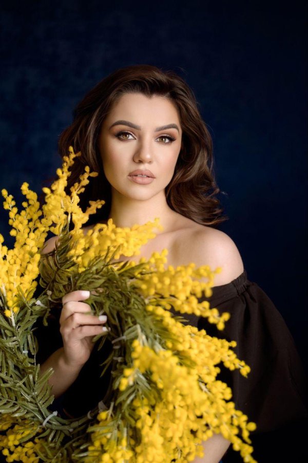 Девушка с мимозой