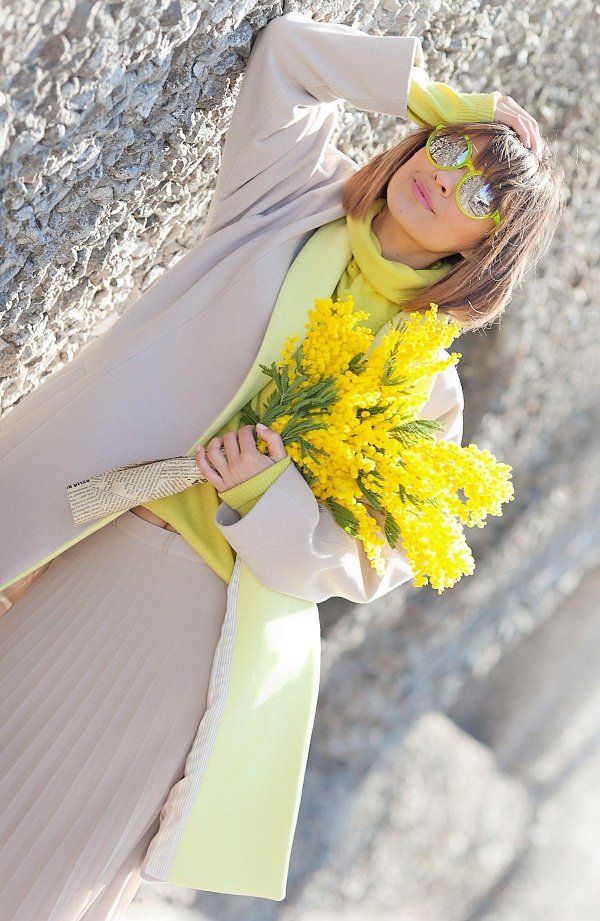 Девушка с мимозой