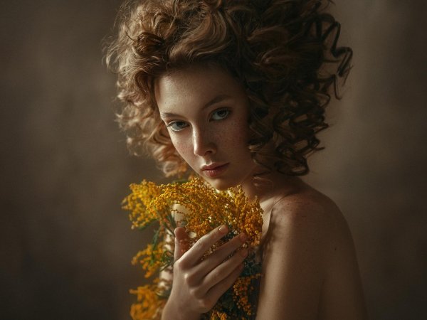 Девушка с мимозой