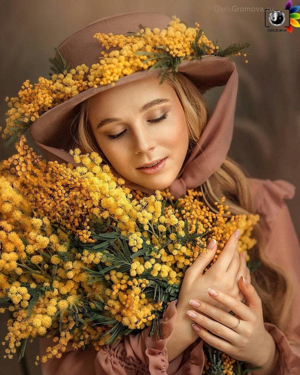 Девушка с мимозой