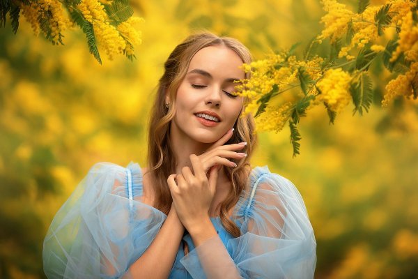 Девушка с мимозой