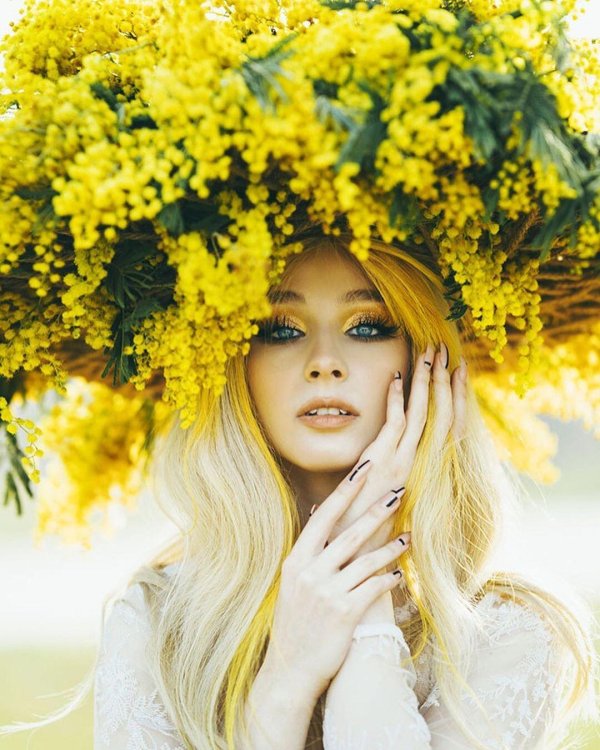 Девушка с мимозой