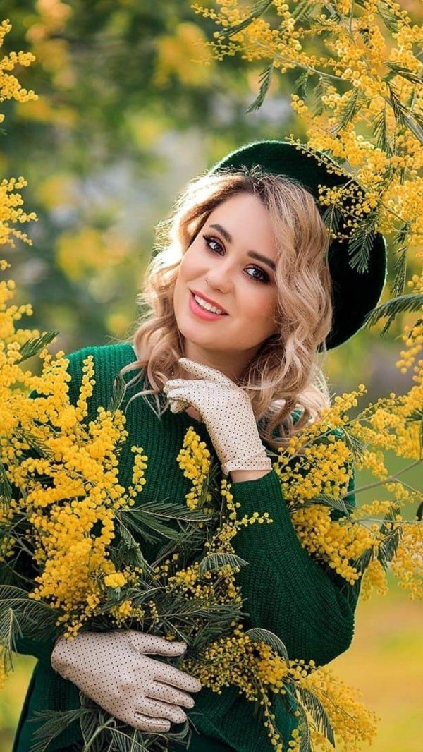 Девушка с мимозой