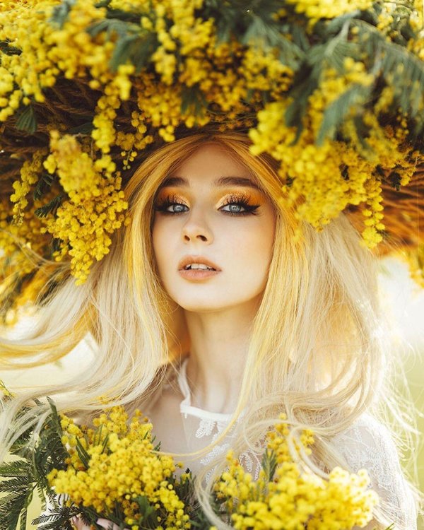 Девушка с мимозой