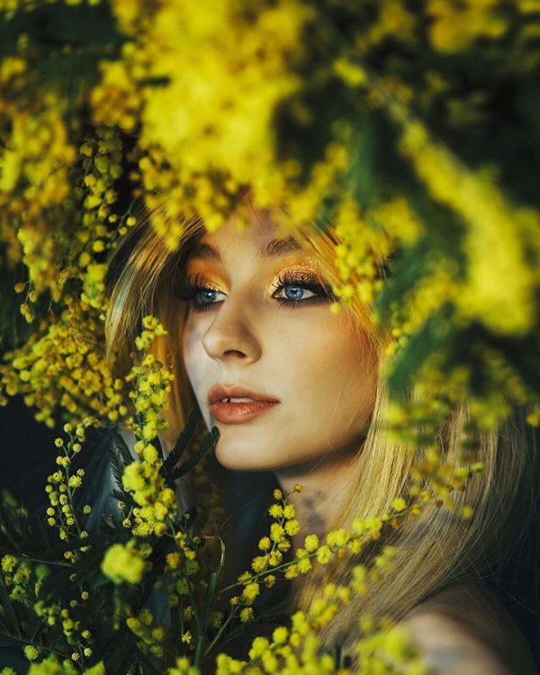 Девушка с мимозой