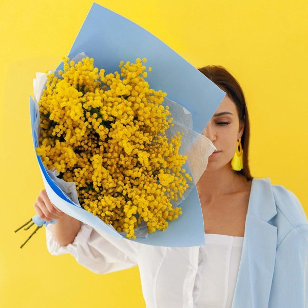 Девушка с мимозой