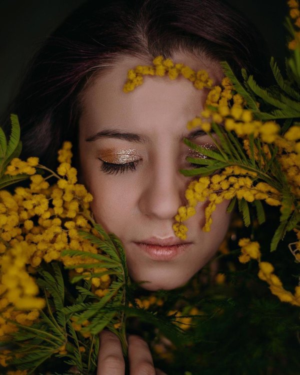 Девушка с мимозой