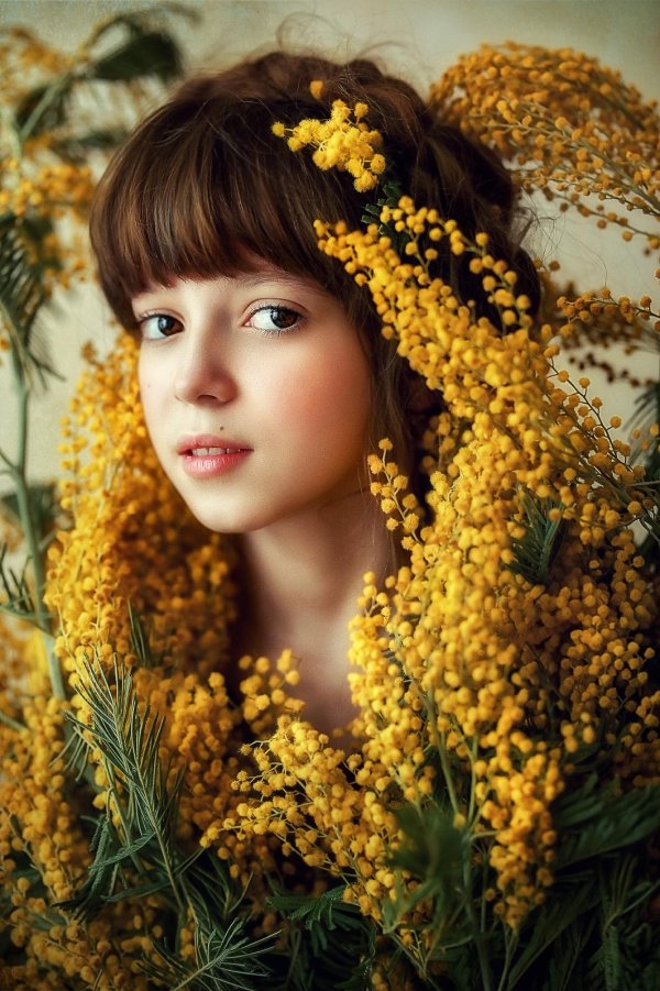 Девушка с мимозой