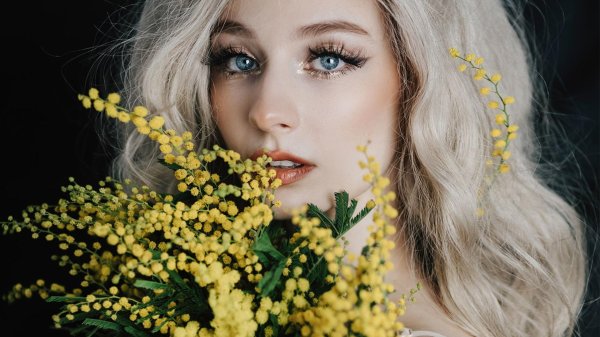 Девушка с мимозой