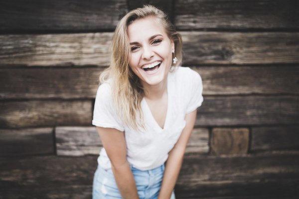 Девушка улыбается