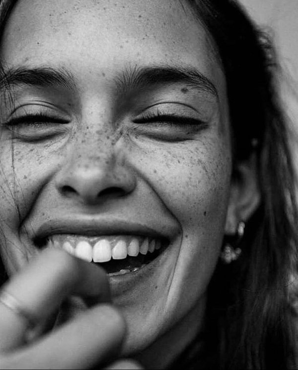 Девушка улыбается