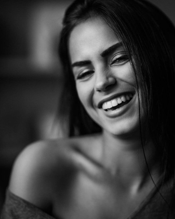 Девушка улыбается