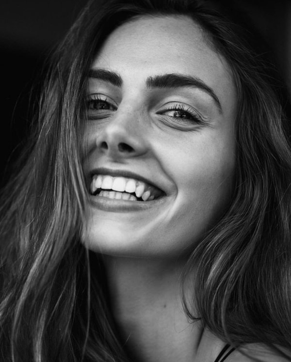 Девушка улыбается