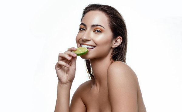 Девушка улыбается