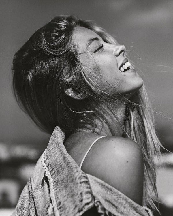 Девушка улыбается