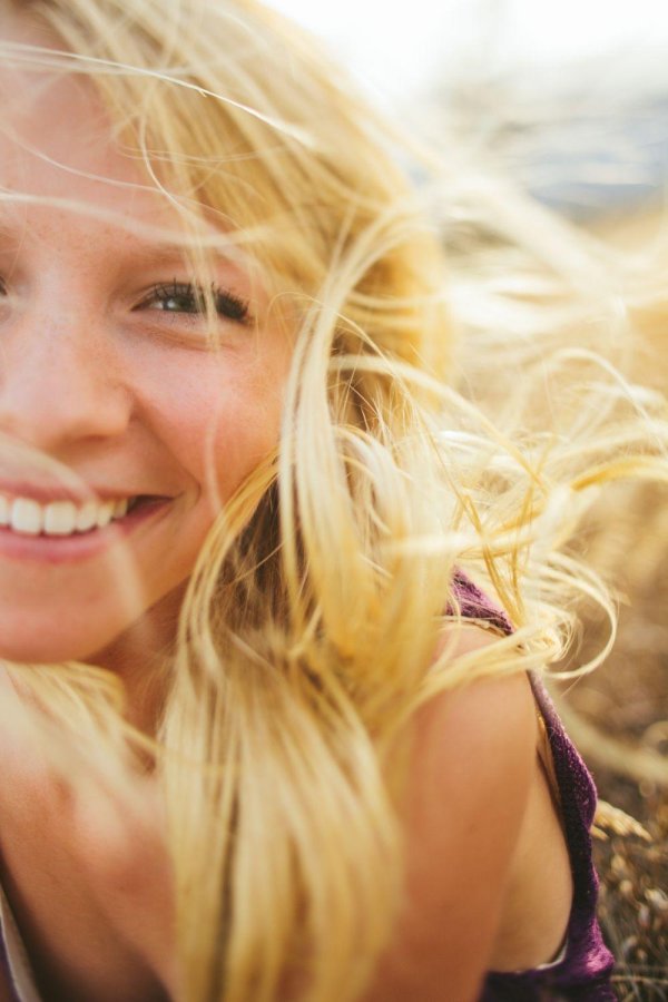 Девушка улыбается