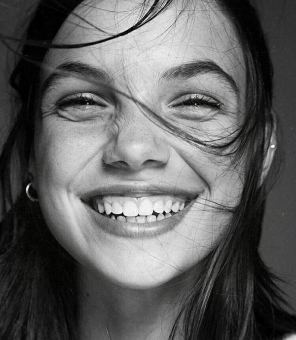 Девушка улыбается