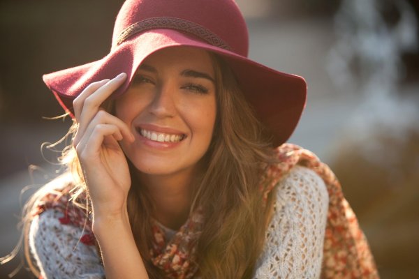 Девушка улыбается