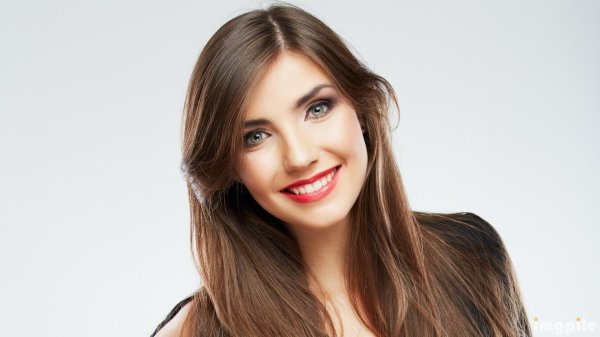 Девушка улыбается