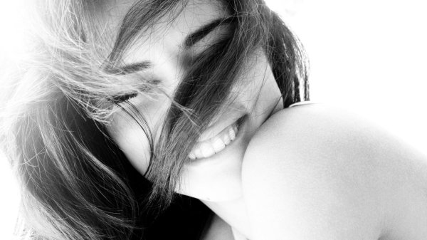 Девушка улыбается