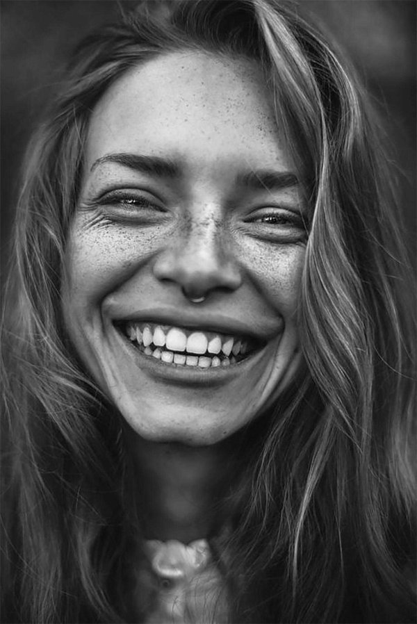 Девушка улыбается