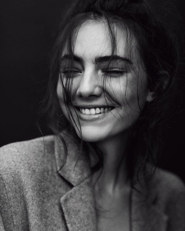 Девушка улыбается