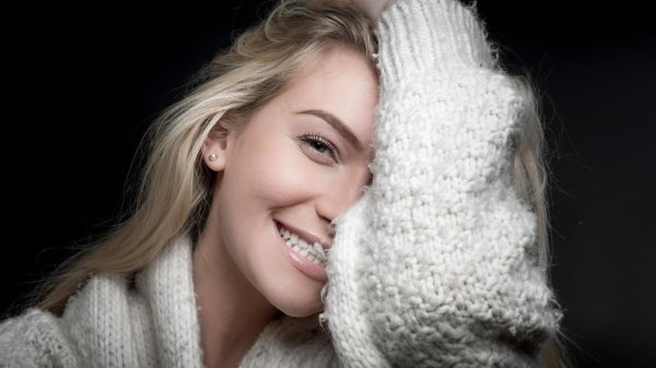 Девушка улыбается