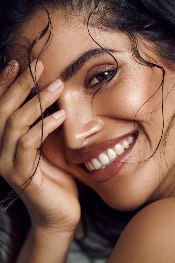 Девушка улыбается