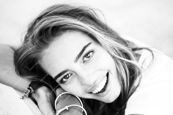 Девушка улыбается