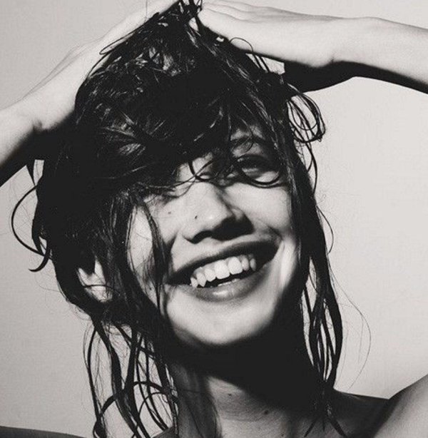 Девушка улыбается