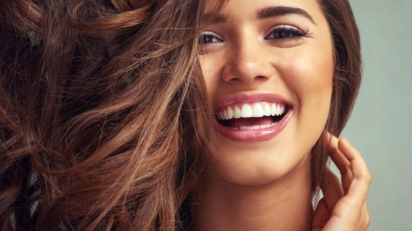 Девушка улыбается