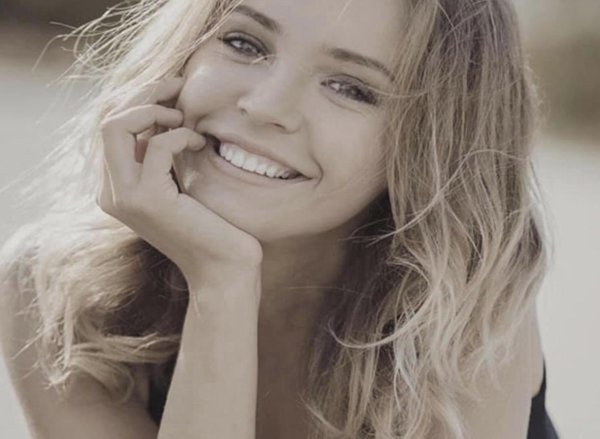 Девушка улыбается