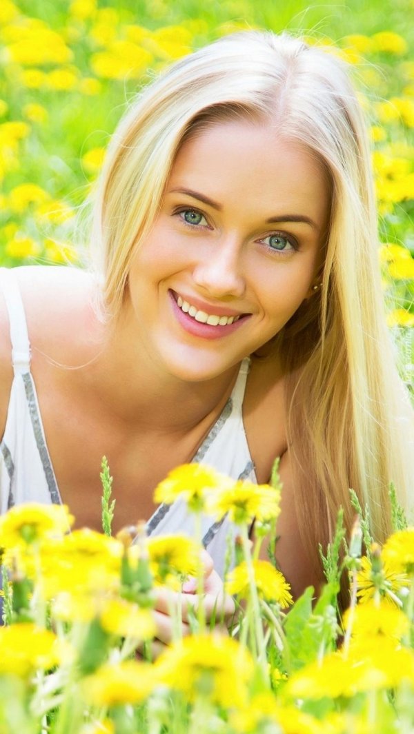 Девушка улыбается