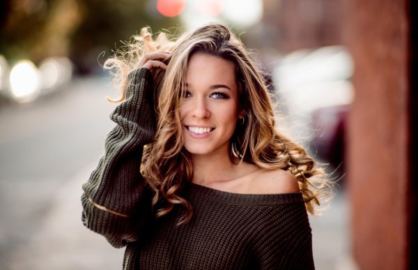 Девушка улыбается