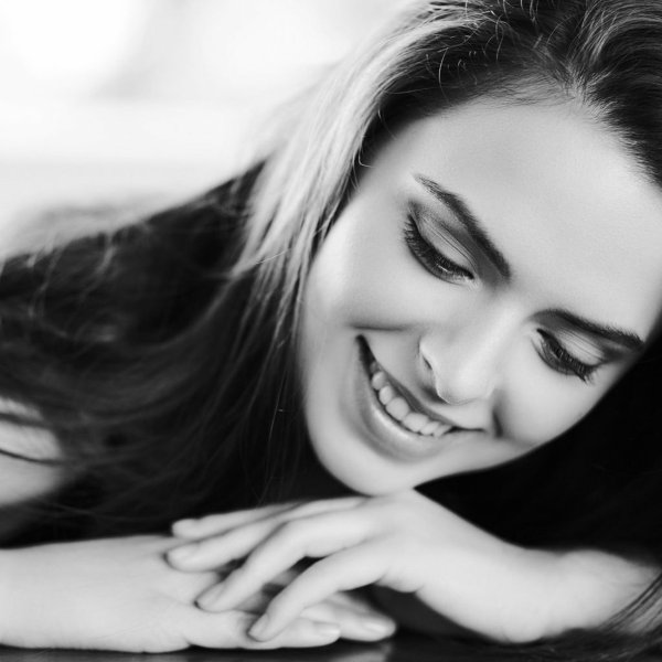 Девушка улыбается