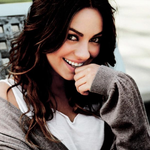 Девушка улыбается