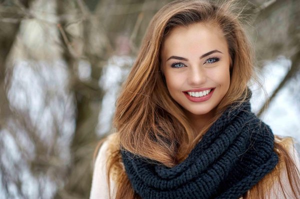 Девушка улыбается