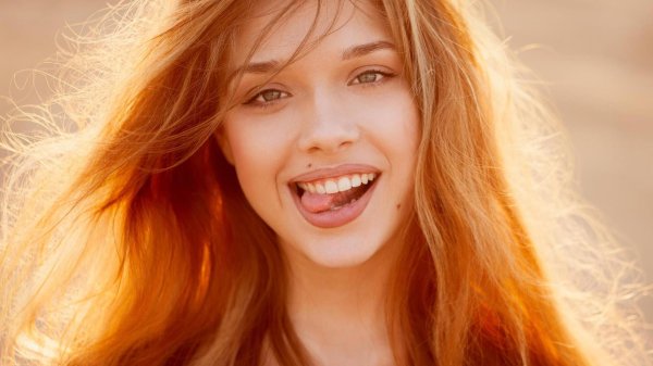 Девушка улыбается