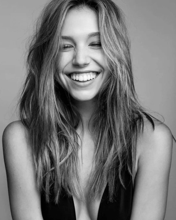 Девушка улыбается