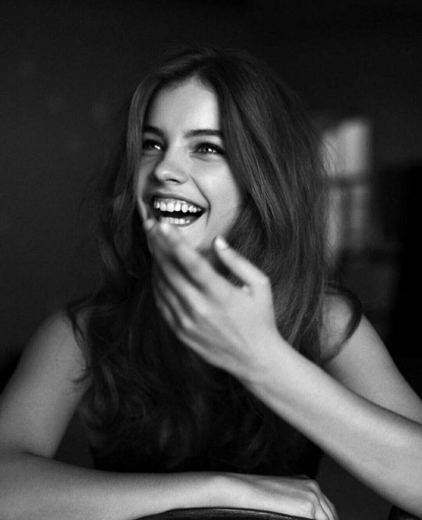 Девушка улыбается