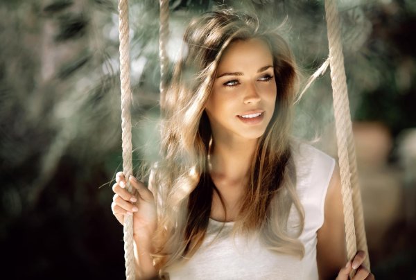 Девушка улыбается