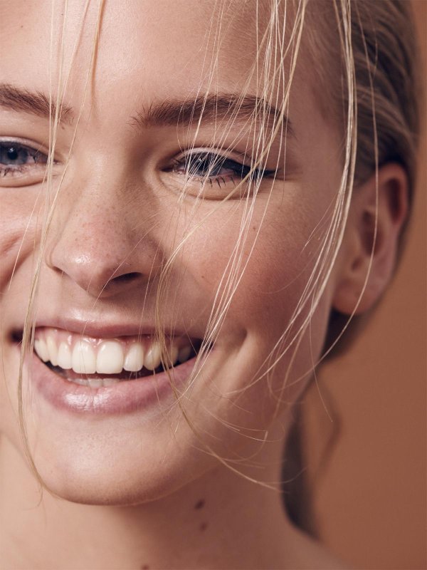 Девушка улыбается