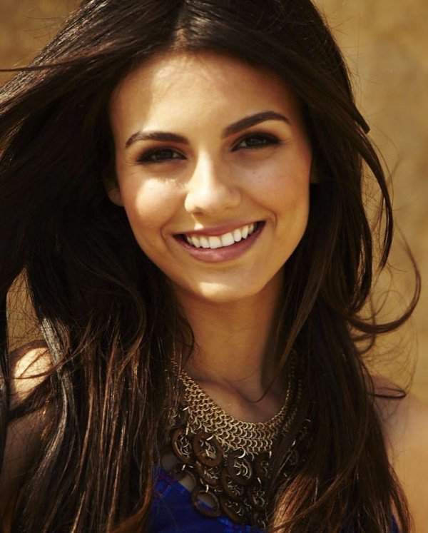 Девушка улыбается