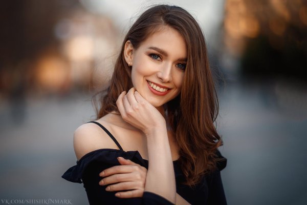 Девушка улыбается