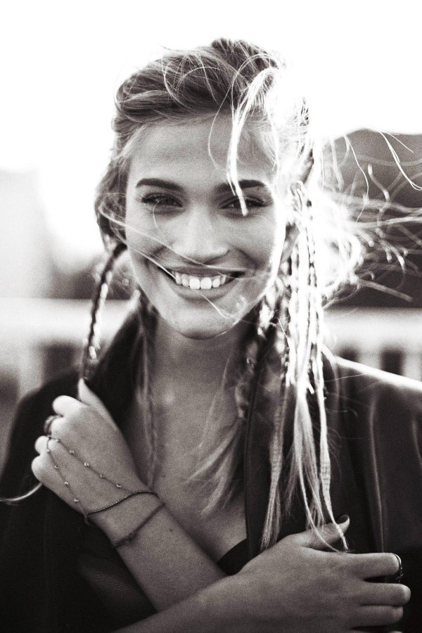 Девушка улыбается